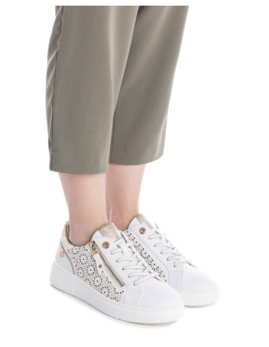 Zapatilla mujer casual troquelada cremallera - XTI 143628 - blanco
