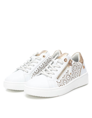 Zapatilla mujer casual troquelada cremallera - XTI 143628 - blanco
