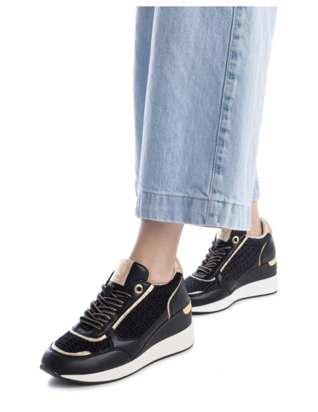 Zapatilla mujer textil estilo crochet con plantilla extraíble cordones - XTI 143930 - negro