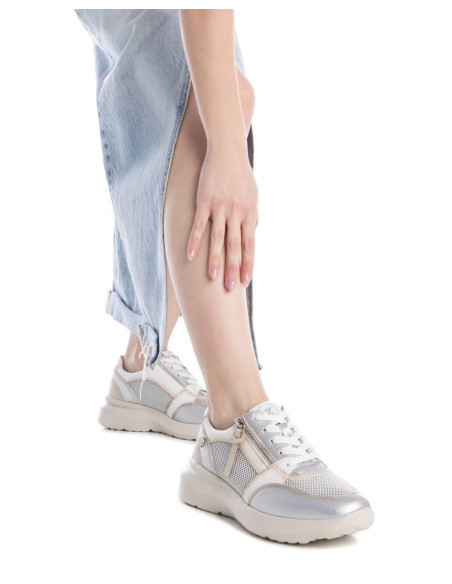 Zapatilla mujer con cierre en cordón y cremallera - XTI 143736 - plata