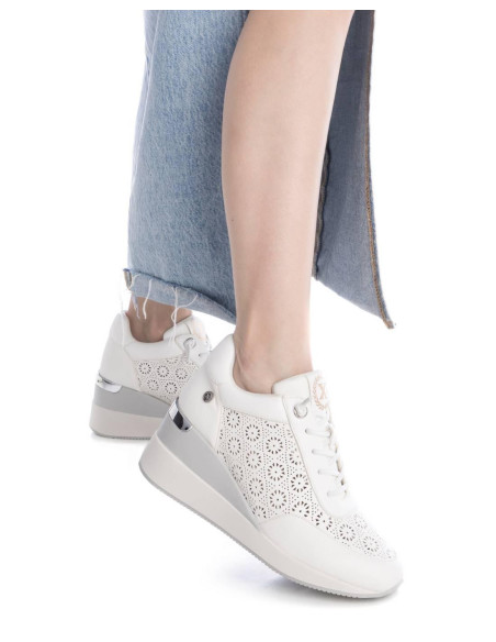 Zapatilla mujer cuña troquelada  - XTI 143776 - blanco