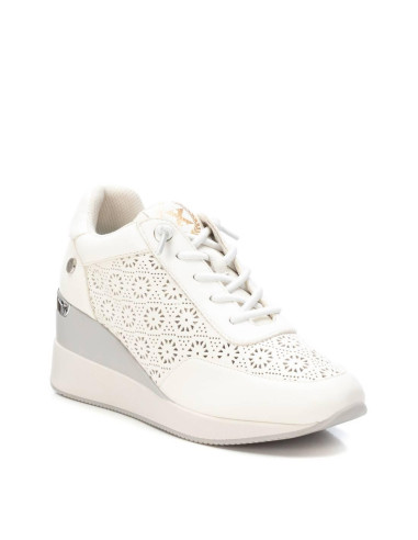 Zapatilla mujer cuña troquelada  - XTI 143776 - blanco