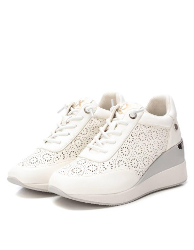 Zapatilla mujer cuña troquelada  - XTI 143776 - blanco