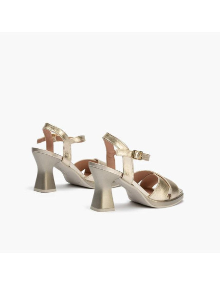 Sandalia con plataforma interior pala cruzada con hebilla en piel laminado - PITILLOS 10540 - oro