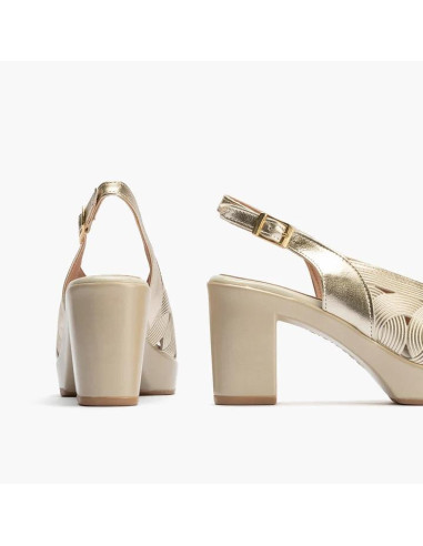 Sandalia plataforma con hebilla en piel laminada - PITILLOS 20122 - oro