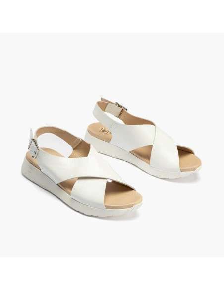 Sandalia cruzada con hebilla en piel charol - PITILLOS 10553 - blanco
