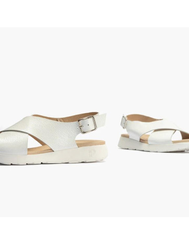 Sandalia cruzada con hebilla en piel charol - PITILLOS 10553 - blanco